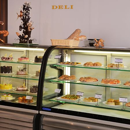 Holiday Inn Chandigarh Panchkula Exterior foto A display case of pastries
