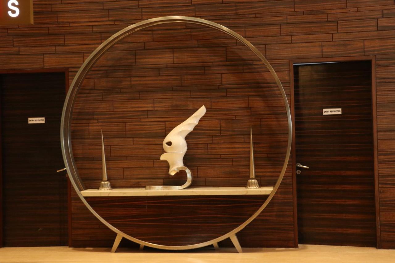 Holiday Inn Chandigarh Panchkula Exterior foto The sculpture of the hotel's logo