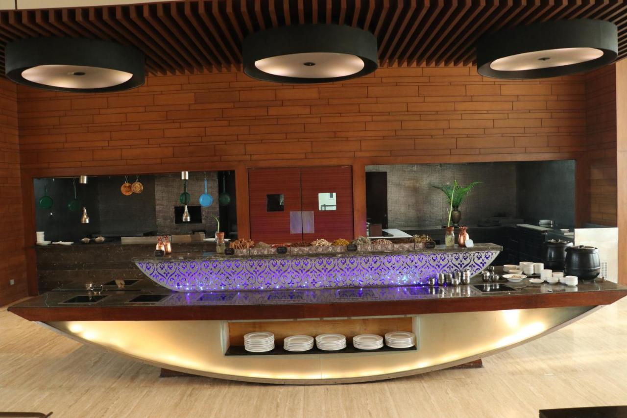 Holiday Inn Chandigarh Panchkula Exterior foto The buffet at the lounge