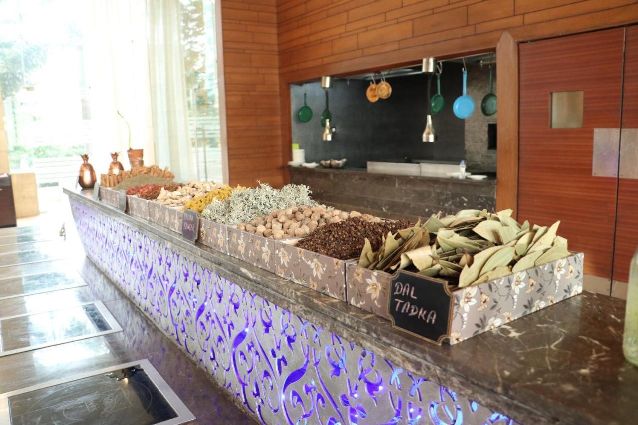 Holiday Inn Chandigarh Panchkula Exterior foto A selection of Turkish sweets