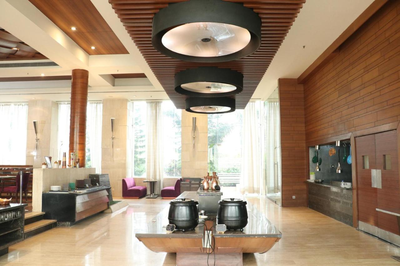 Holiday Inn Chandigarh Panchkula Exterior foto The interior of the hotel