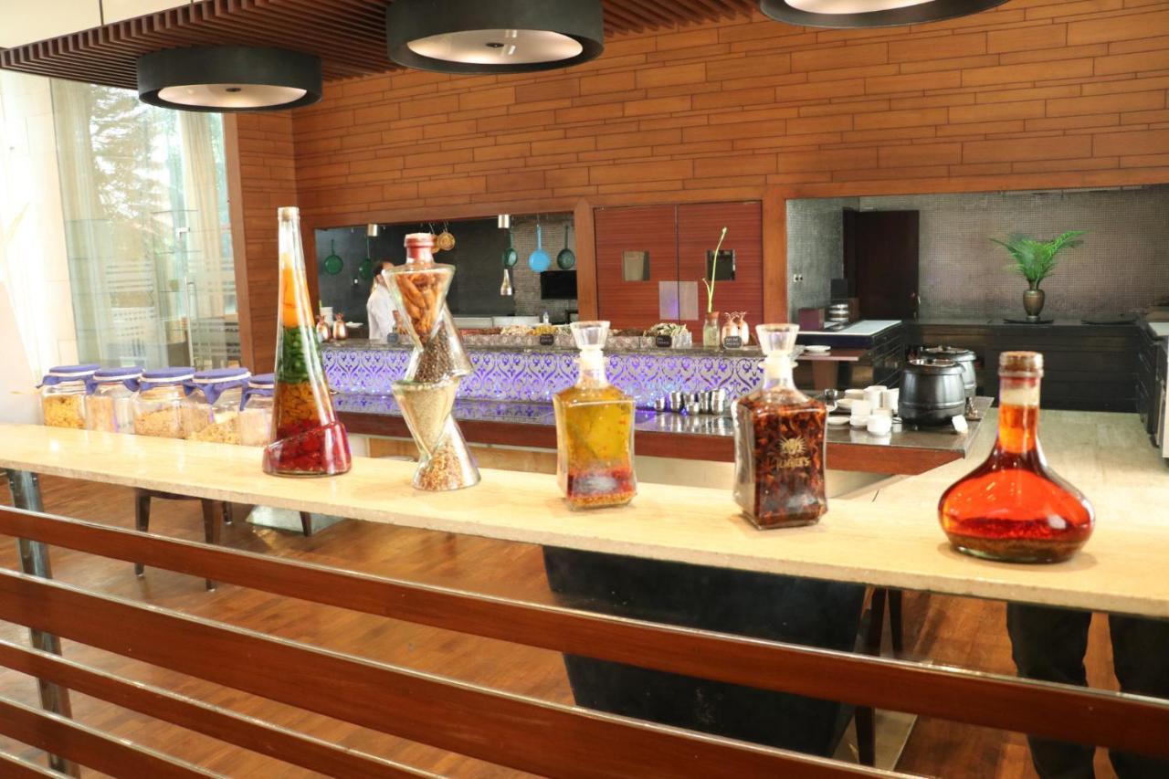 Holiday Inn Chandigarh Panchkula Exterior foto A selection of liqueurs
