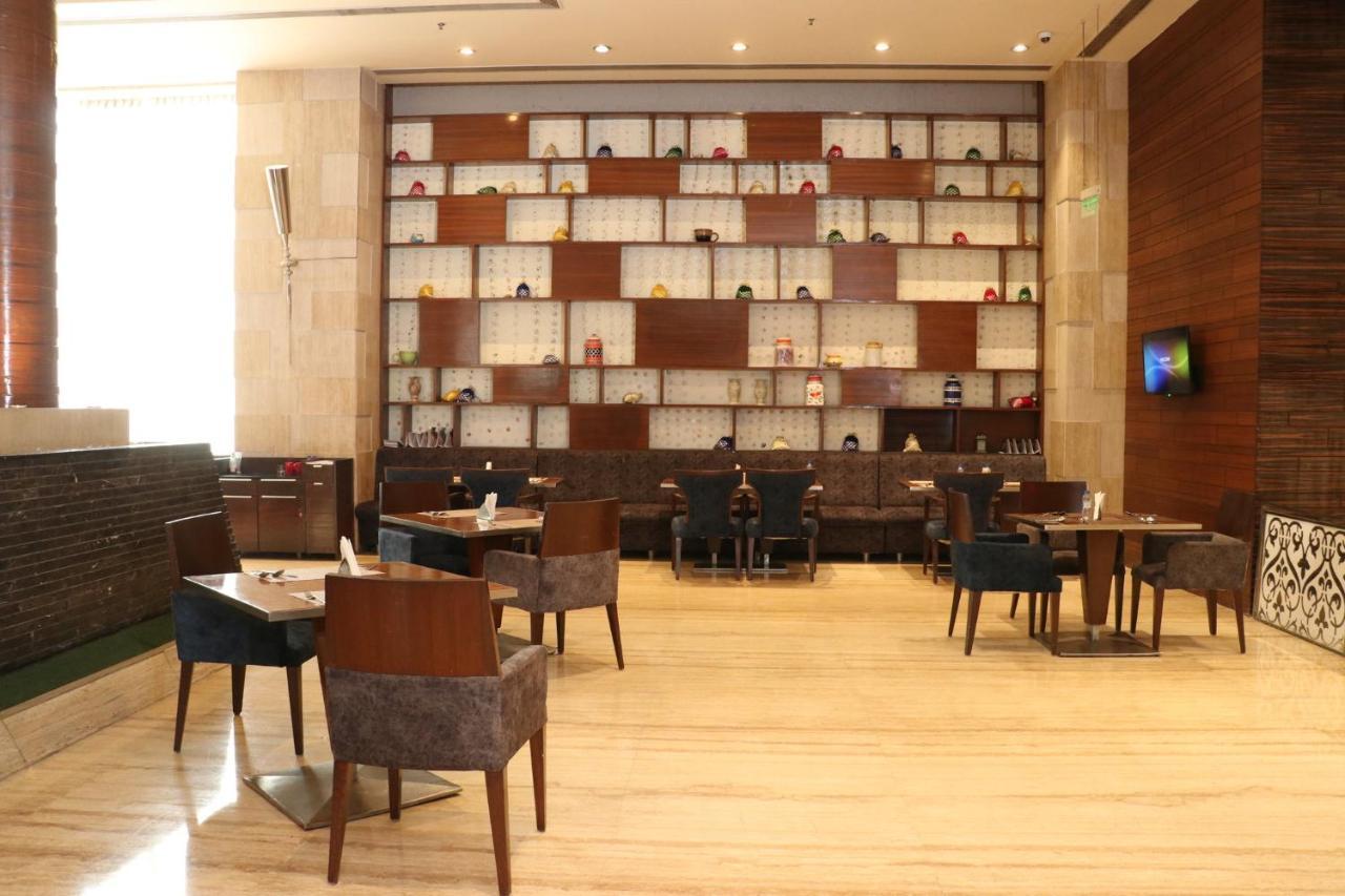 Holiday Inn Chandigarh Panchkula Exterior foto The lounge at the airport