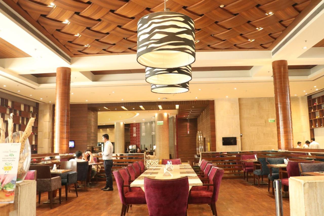 Holiday Inn Chandigarh Panchkula Exterior foto The interior of the restaurant