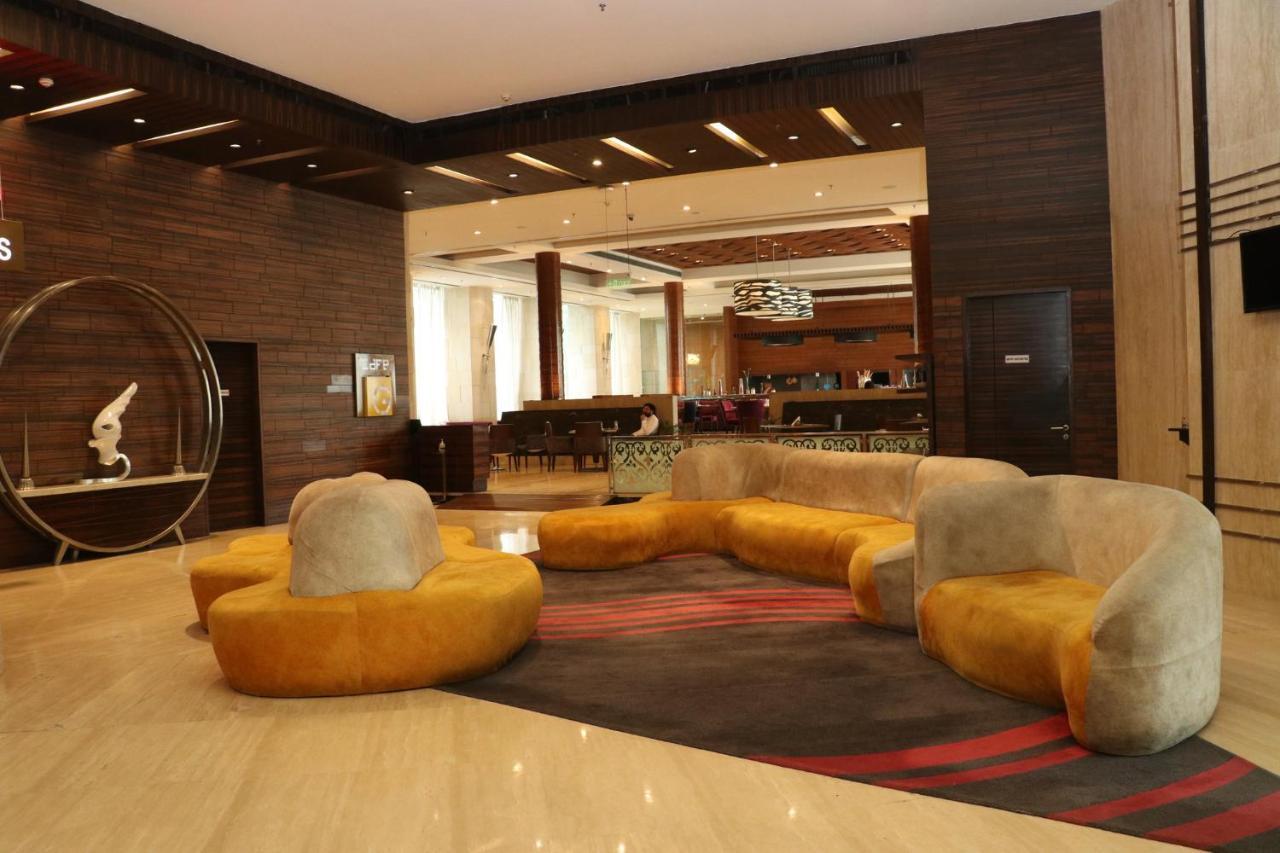 Holiday Inn Chandigarh Panchkula Exterior foto The lobby of the hotel