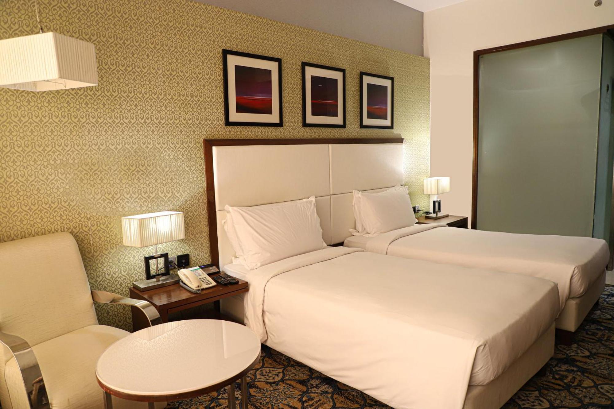 Holiday Inn Chandigarh Panchkula Exterior foto A room at the hotel