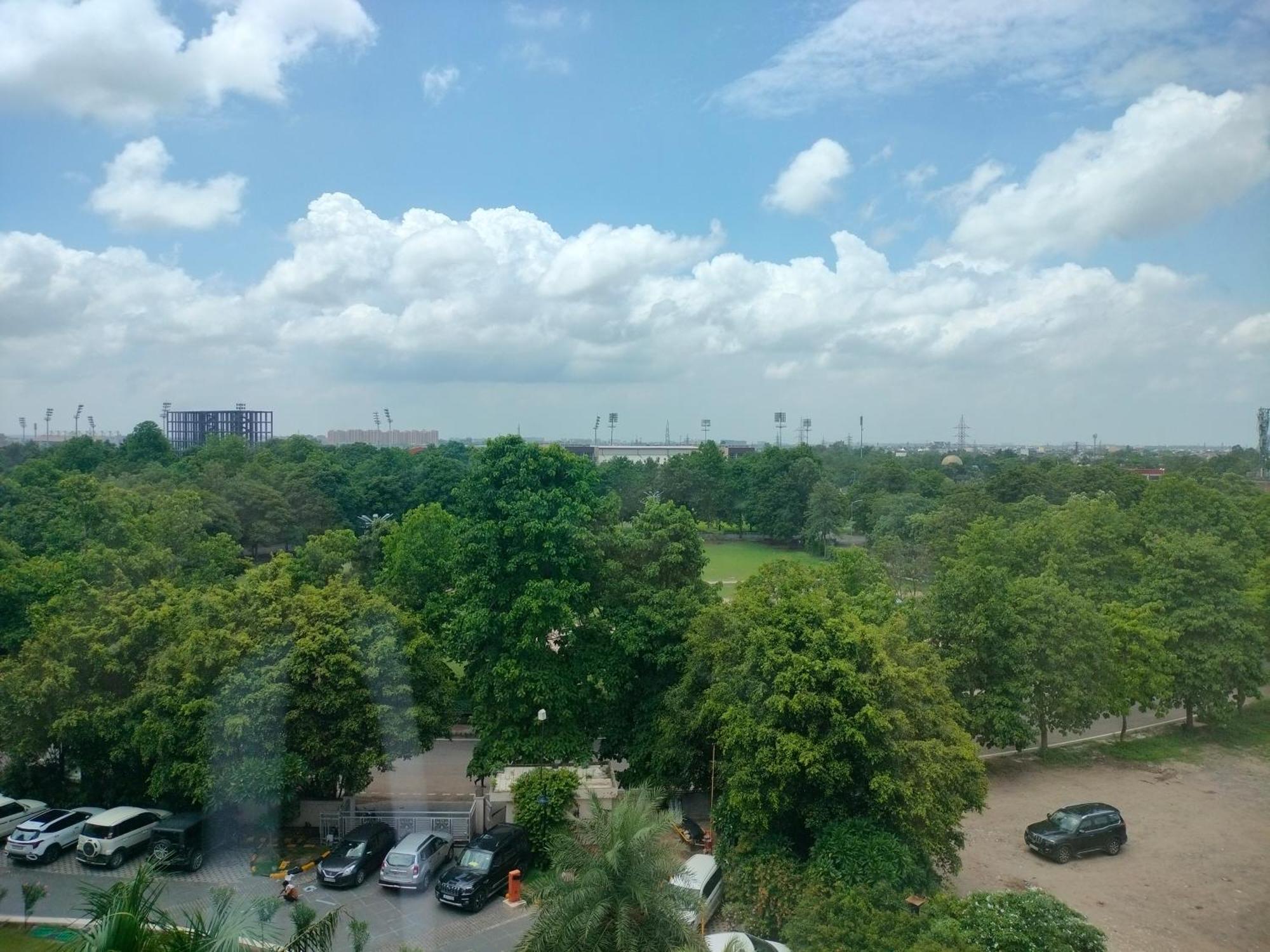 Holiday Inn Chandigarh Panchkula Exterior foto View of the park from the hotel