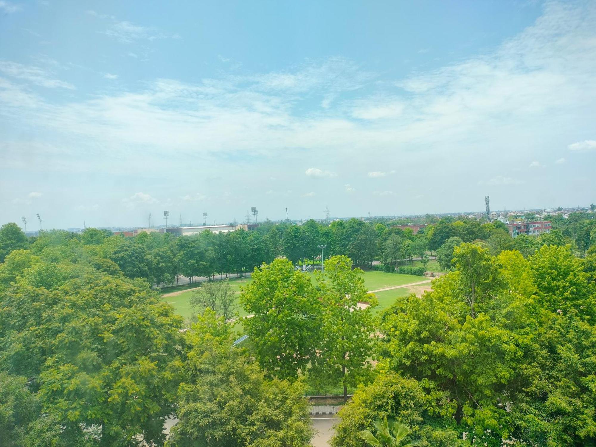 Holiday Inn Chandigarh Panchkula Exterior foto View of the park from the observation tower