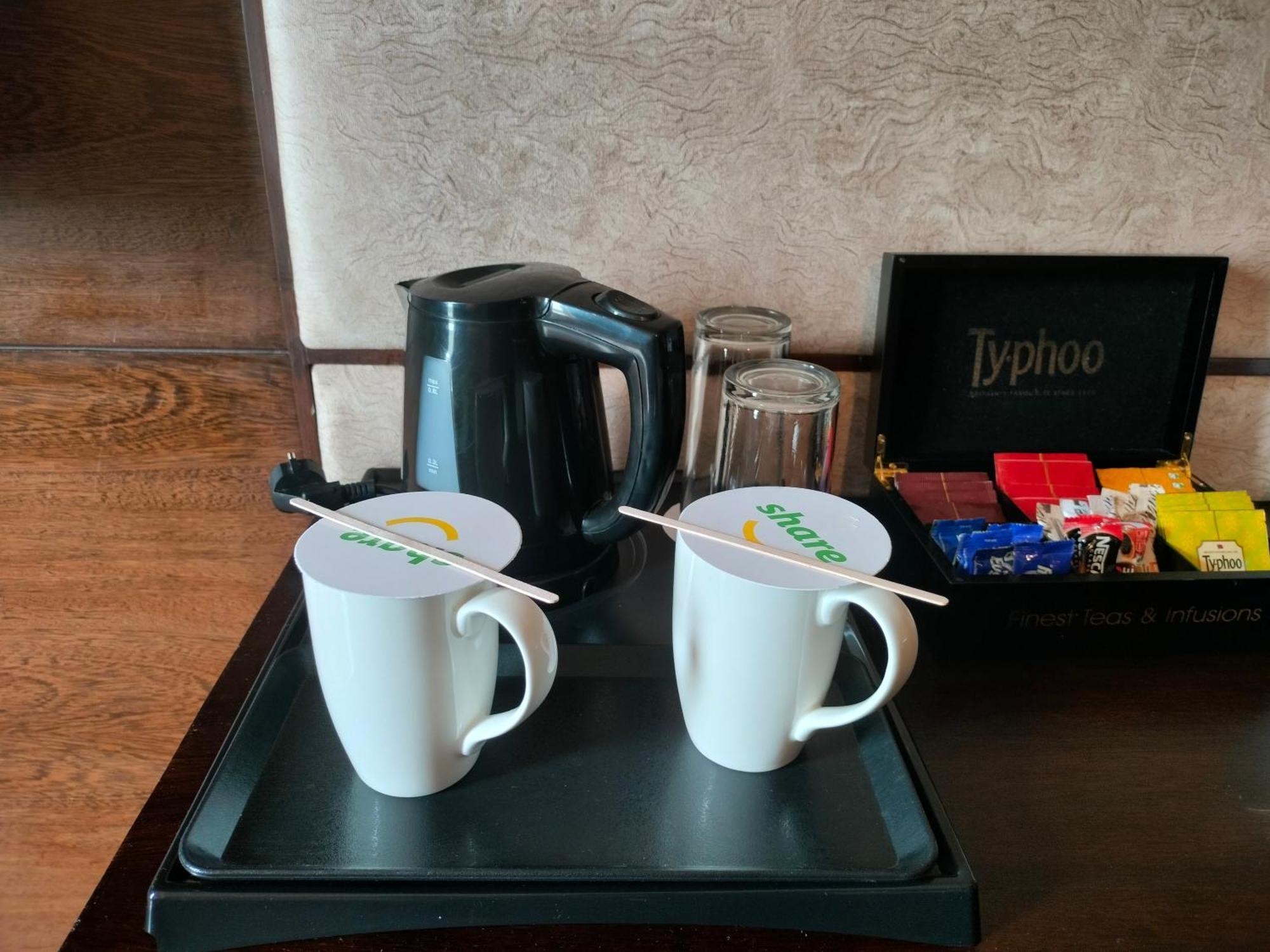 Holiday Inn Chandigarh Panchkula Exterior foto A kettle and two cups in a hotel room