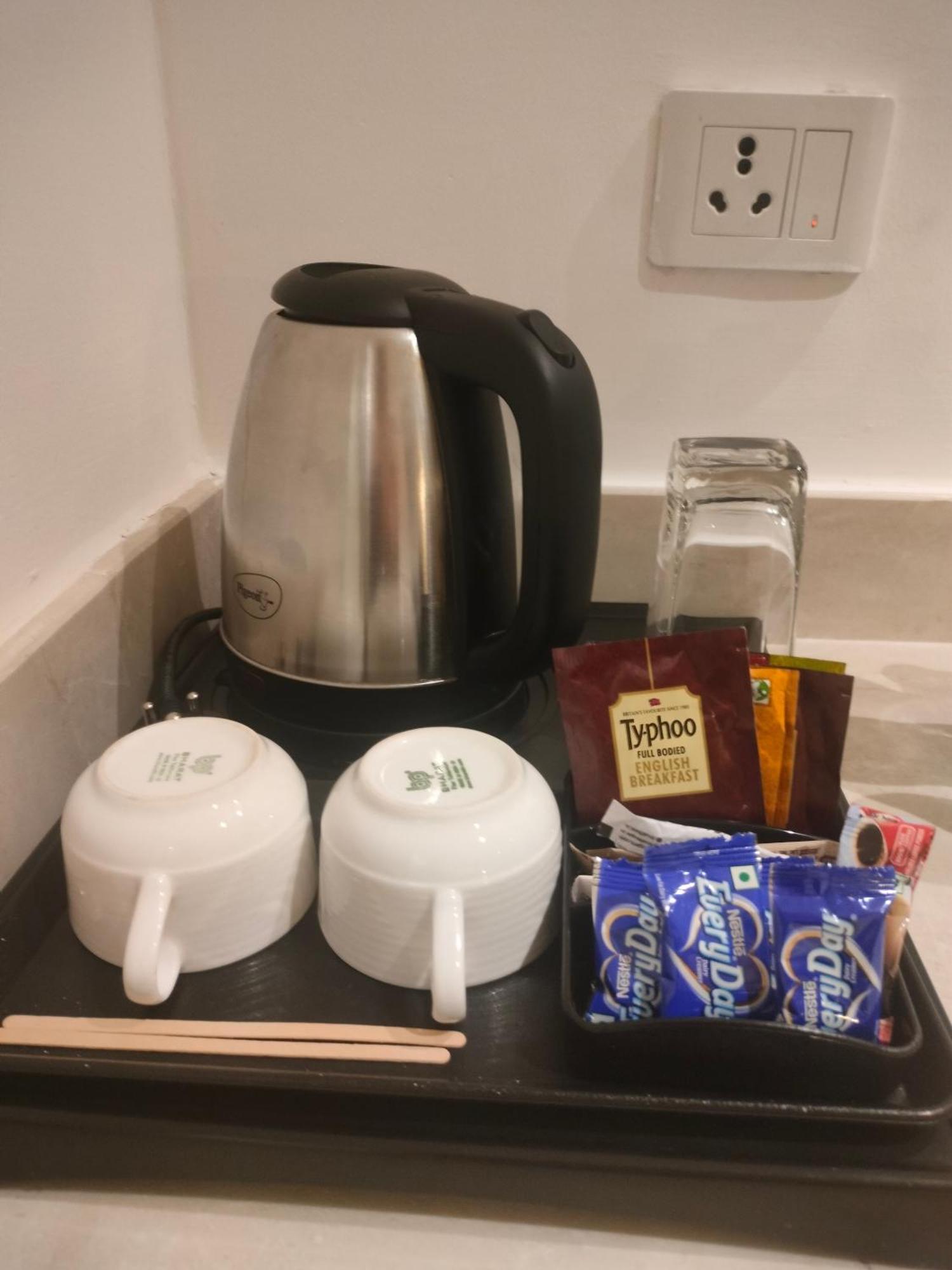 Holiday Inn Chandigarh Panchkula Exterior foto A kettle with tea bags and cups