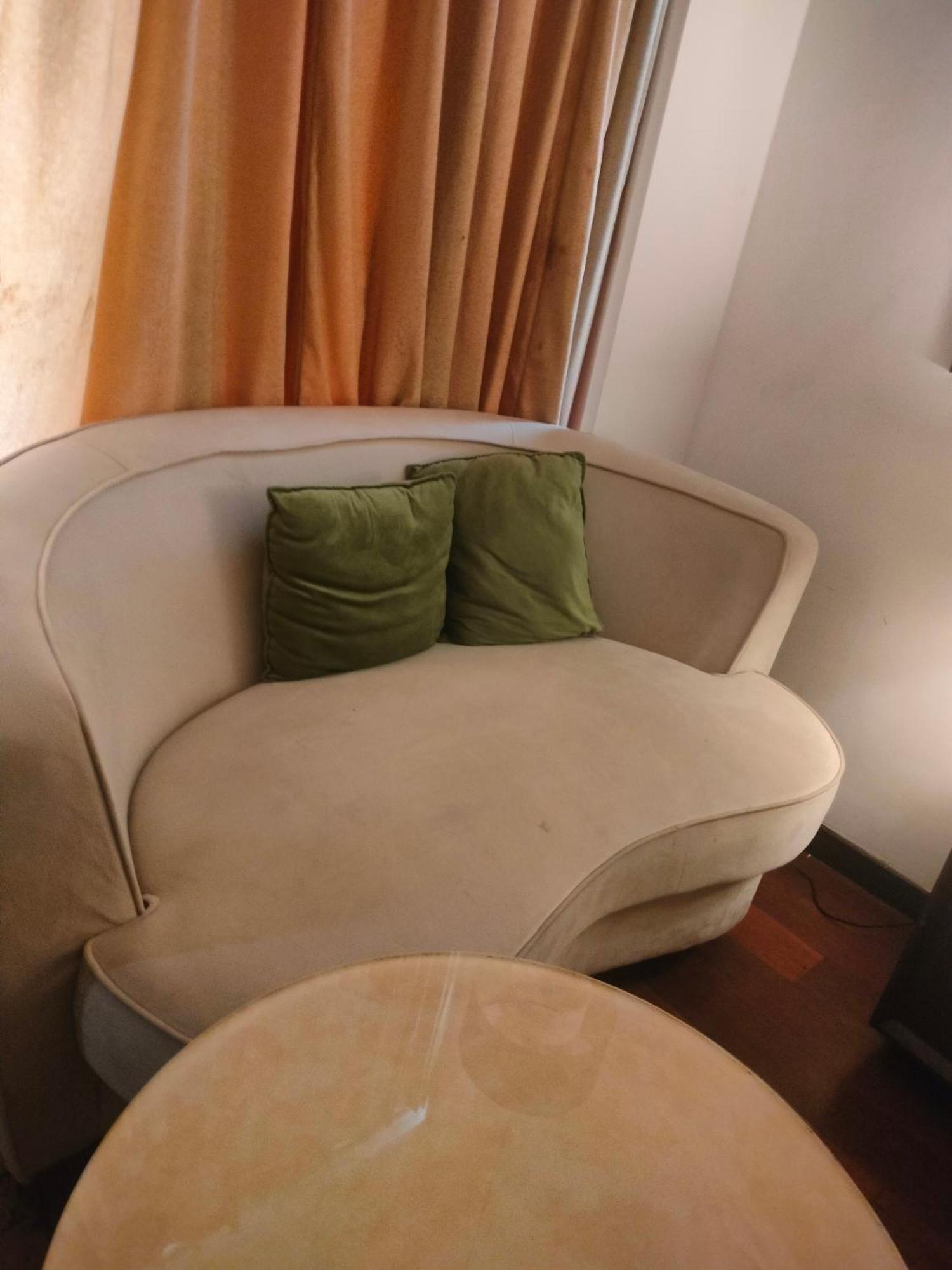 Holiday Inn Chandigarh Panchkula Exterior foto A sofa in a hotel room
