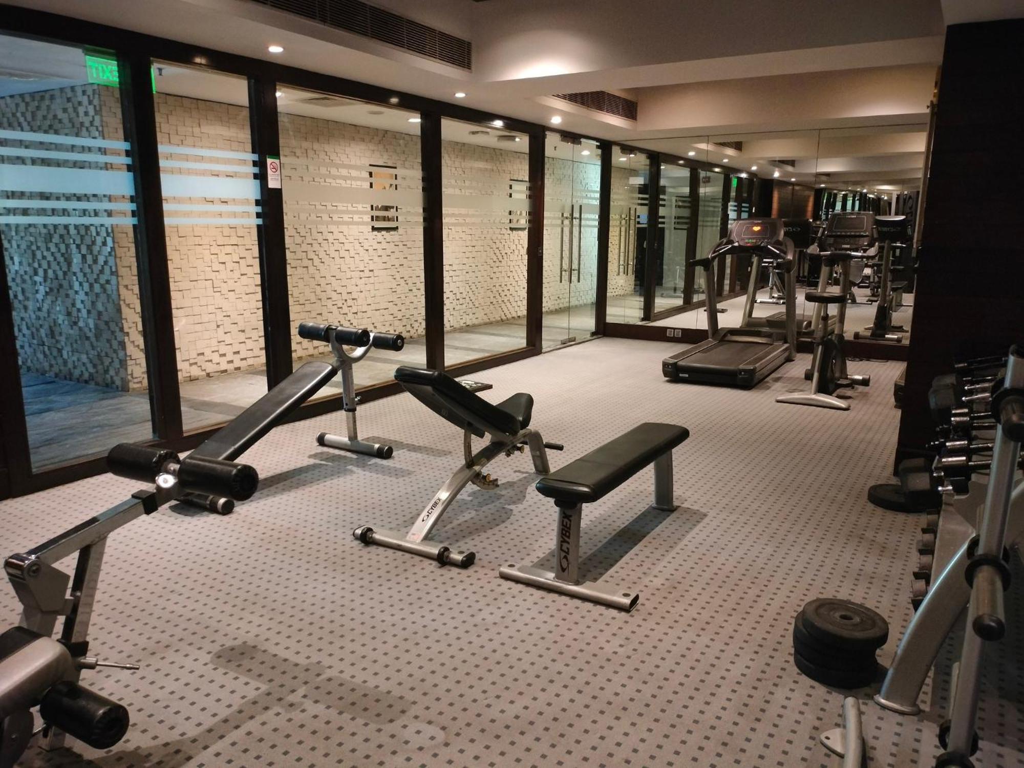 Holiday Inn Chandigarh Panchkula Exterior foto The gym at the hotel