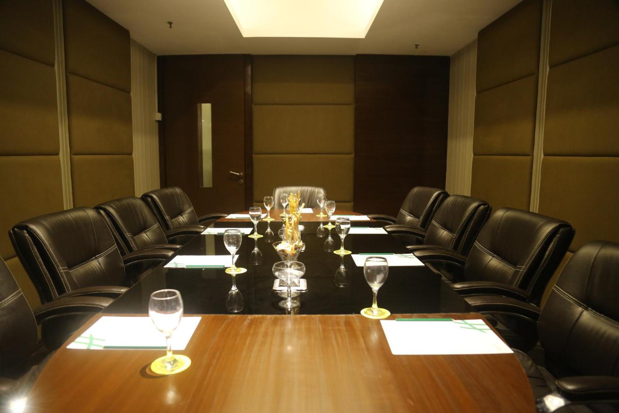 Holiday Inn Chandigarh Panchkula Exterior foto A boardroom