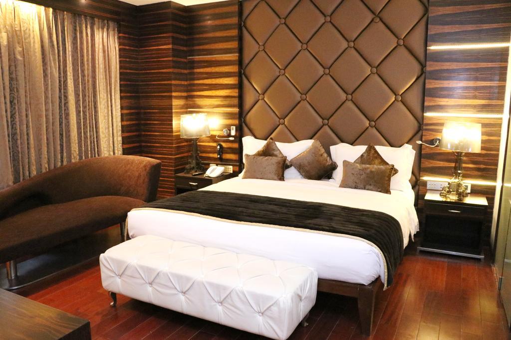 Holiday Inn Chandigarh Panchkula Exterior foto A bedroom at the Taj Bengal